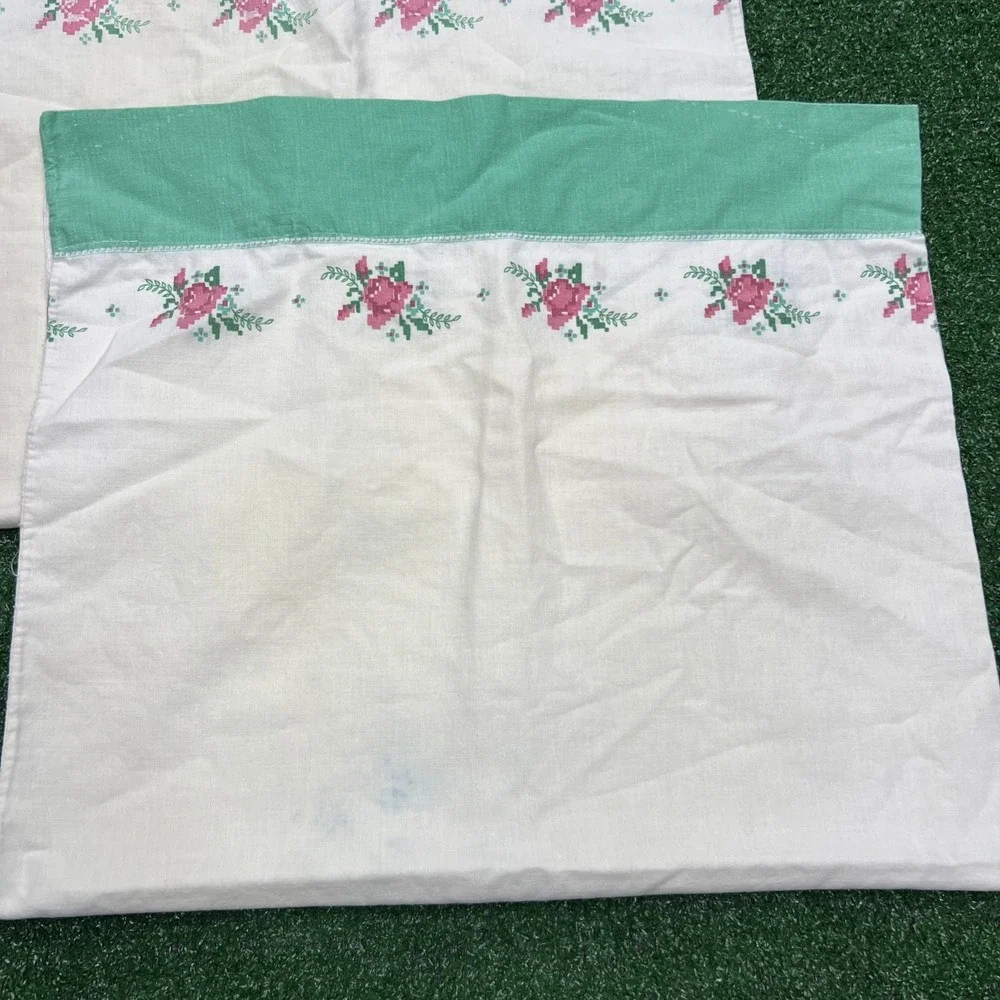 VTG Pink Roses On Off White & Green Pillowcases Lot Of 2 See Pictures‎